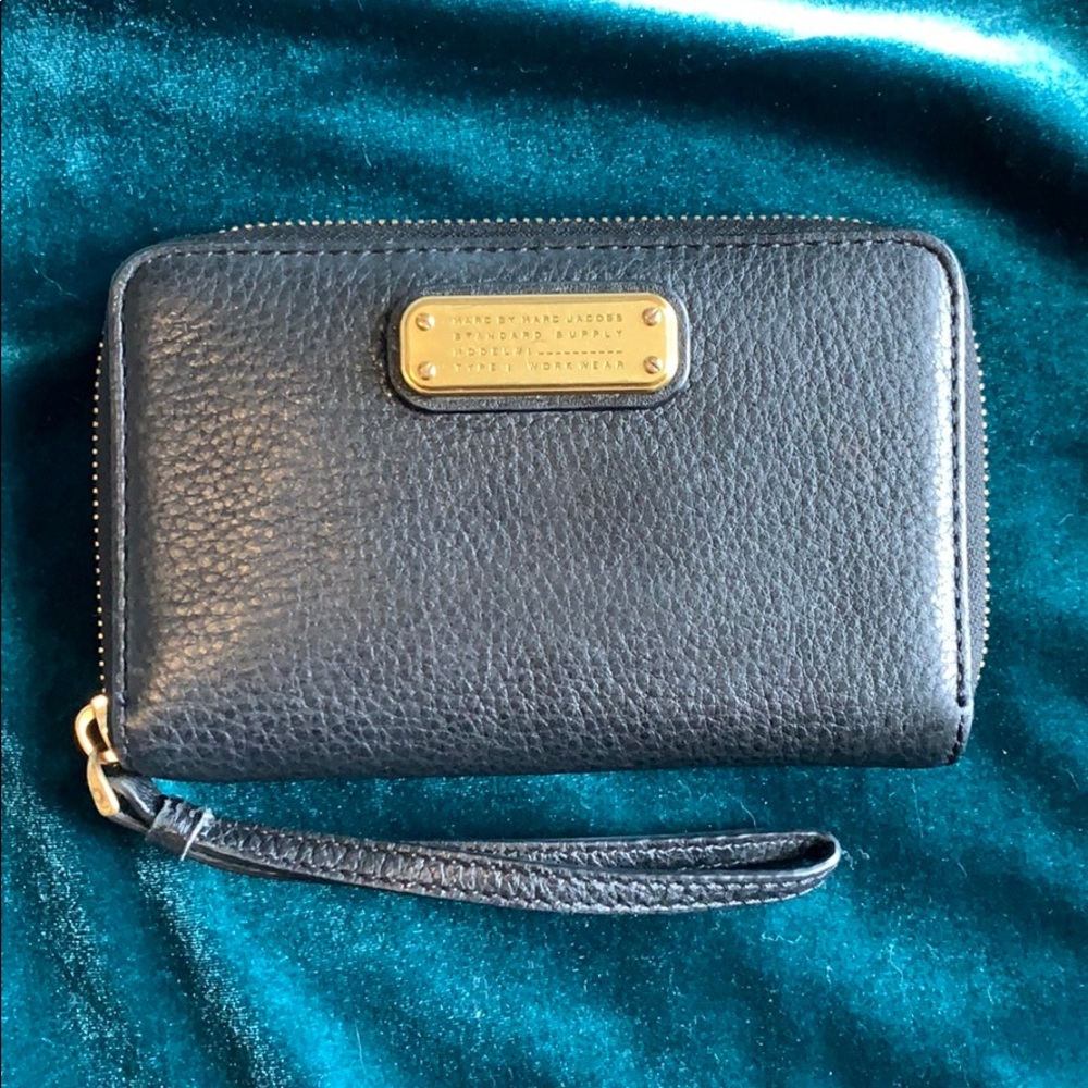 Marc By Jacobs Classic Zip Phone Wallet - Picture 7 of 7